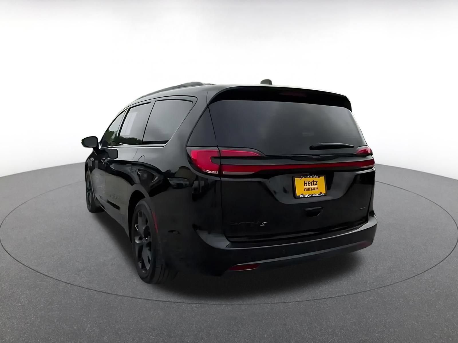 Used 2025 Chrysler Pacifica Limited FWD image 10