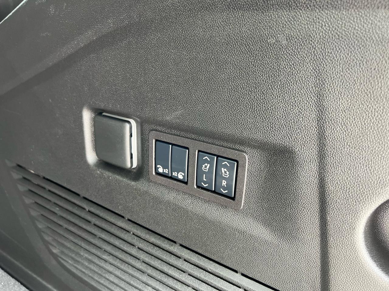 Used 2025 GMC Yukon XL Denali AWD/4WD image 16