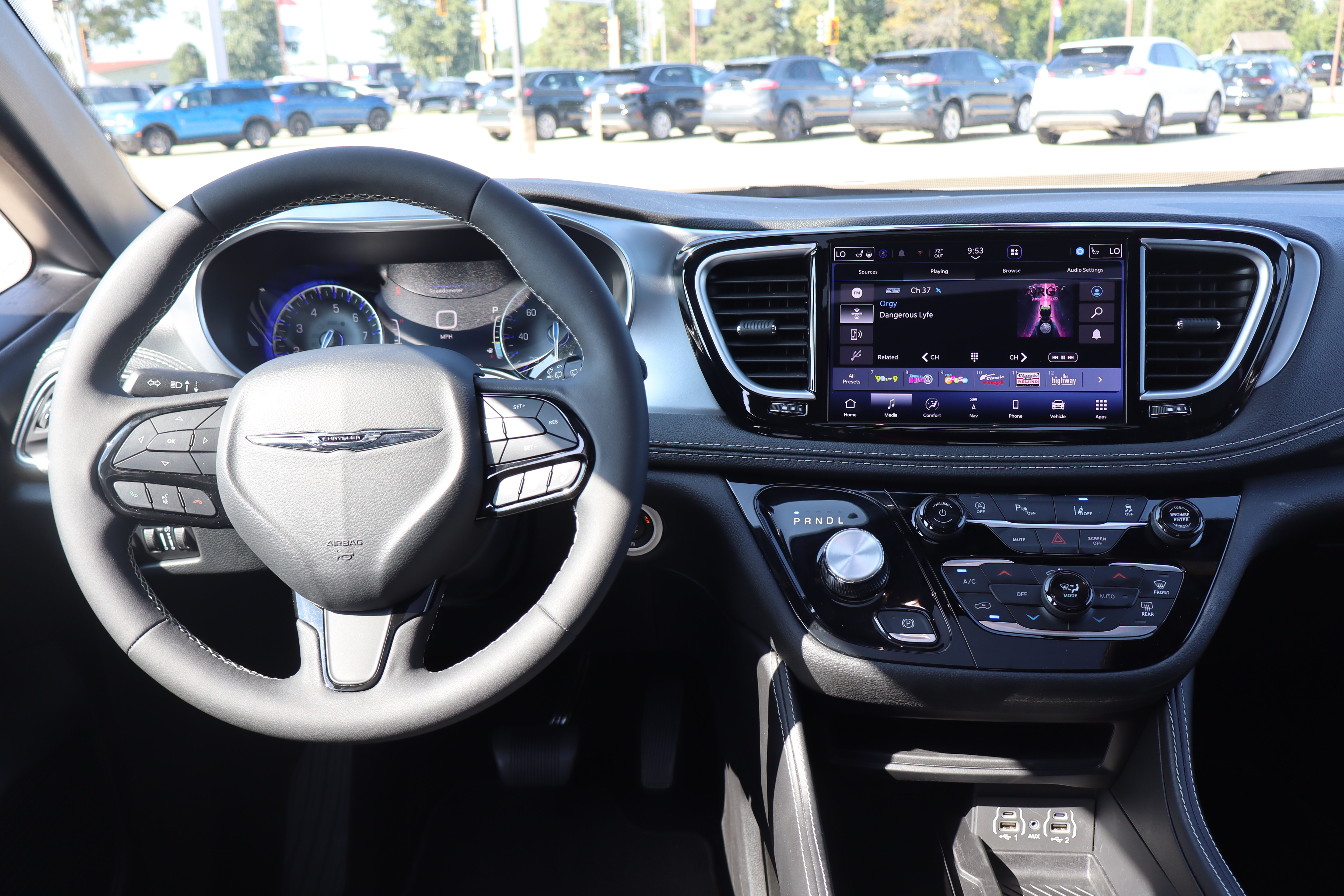 Used 2025 Chrysler Pacifica Limited FWD image 15