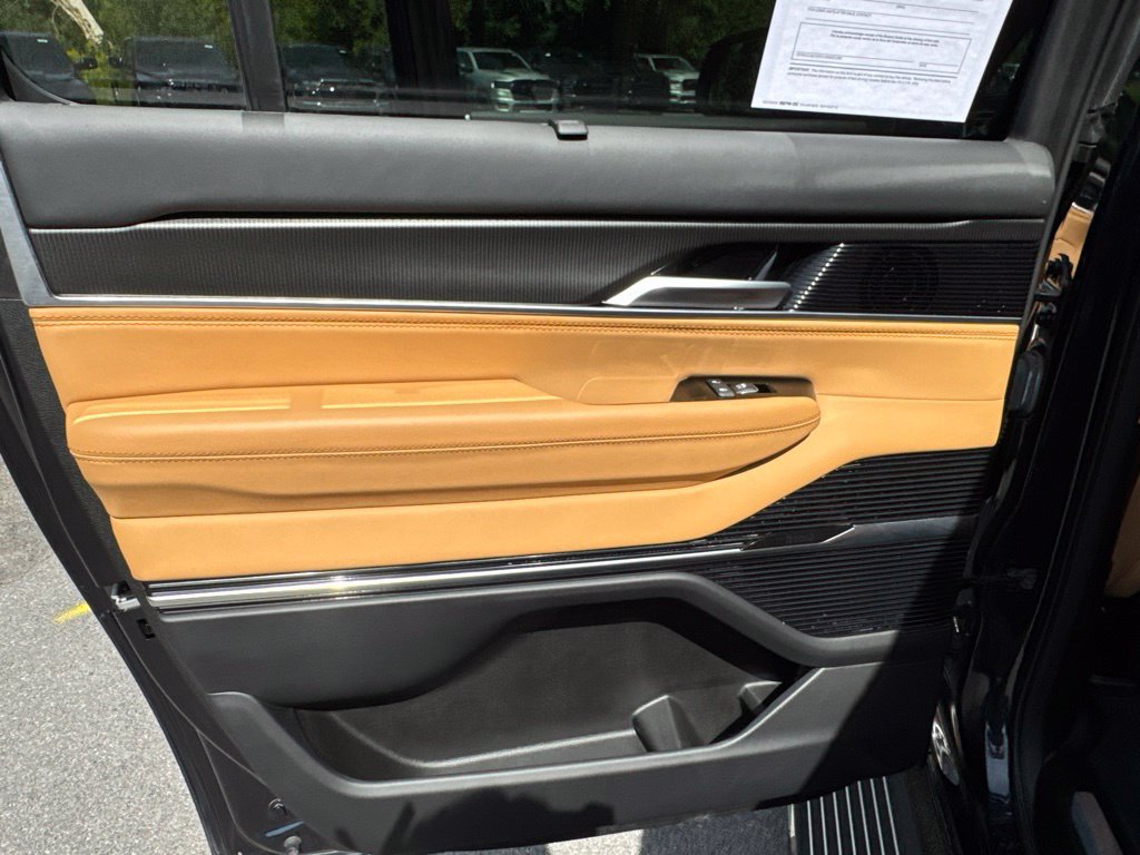 Used 2025 Jeep Grand Wagoneer L Series III w/ Rear Seat Video Group 1 AWD/4WD image 25