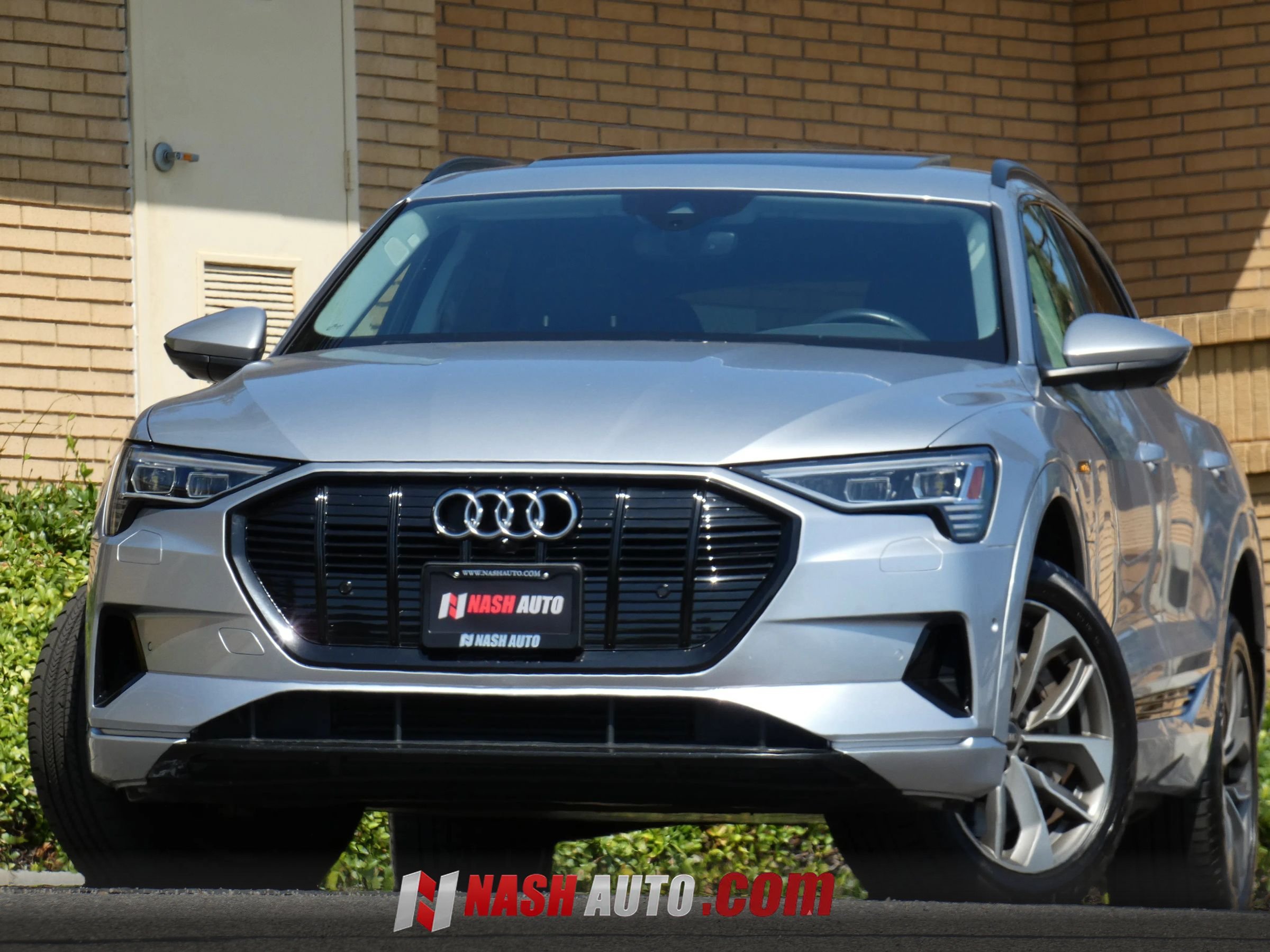 Used 2021 Audi e-tron Premium Plus AWD/4WD image 2