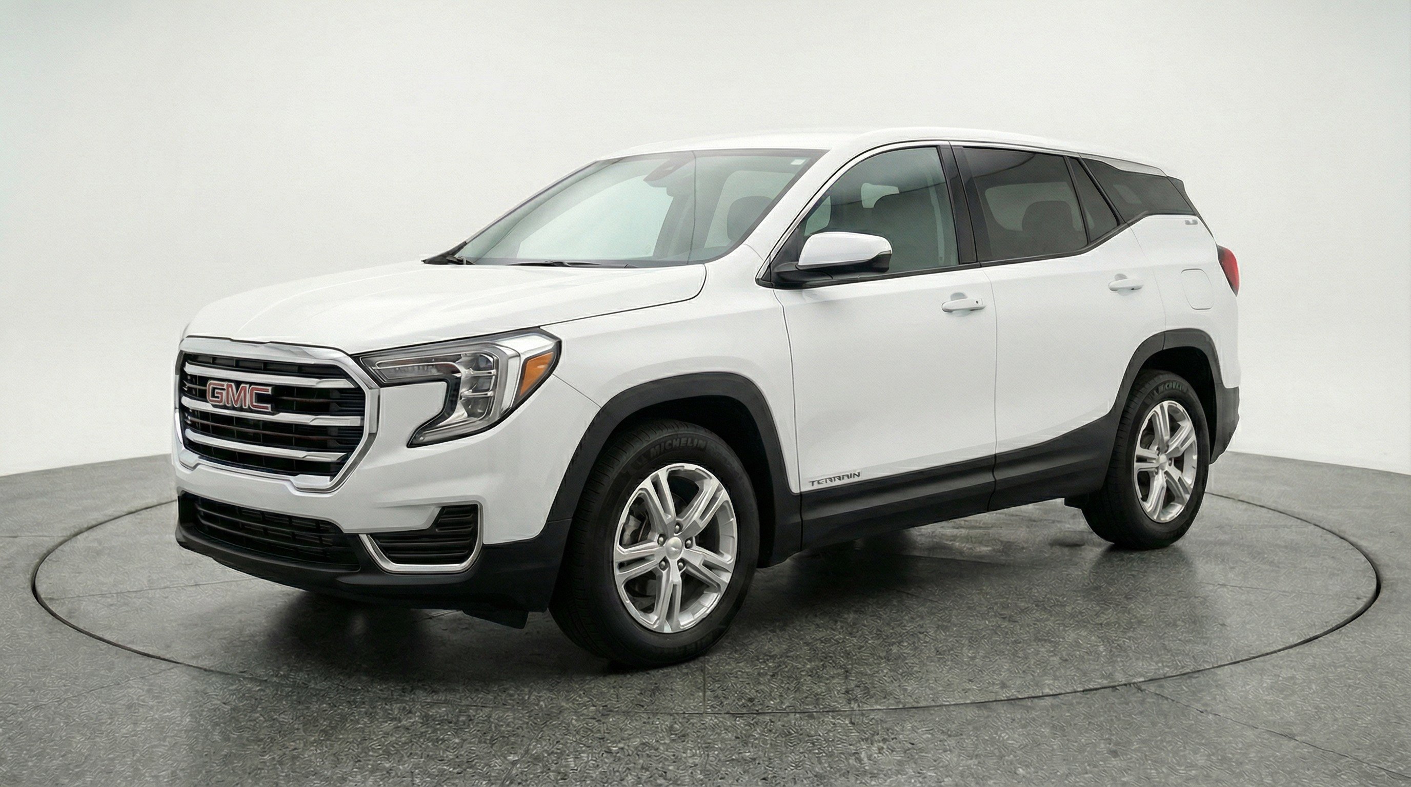 Used 2024 GMC Terrain SLE image 3