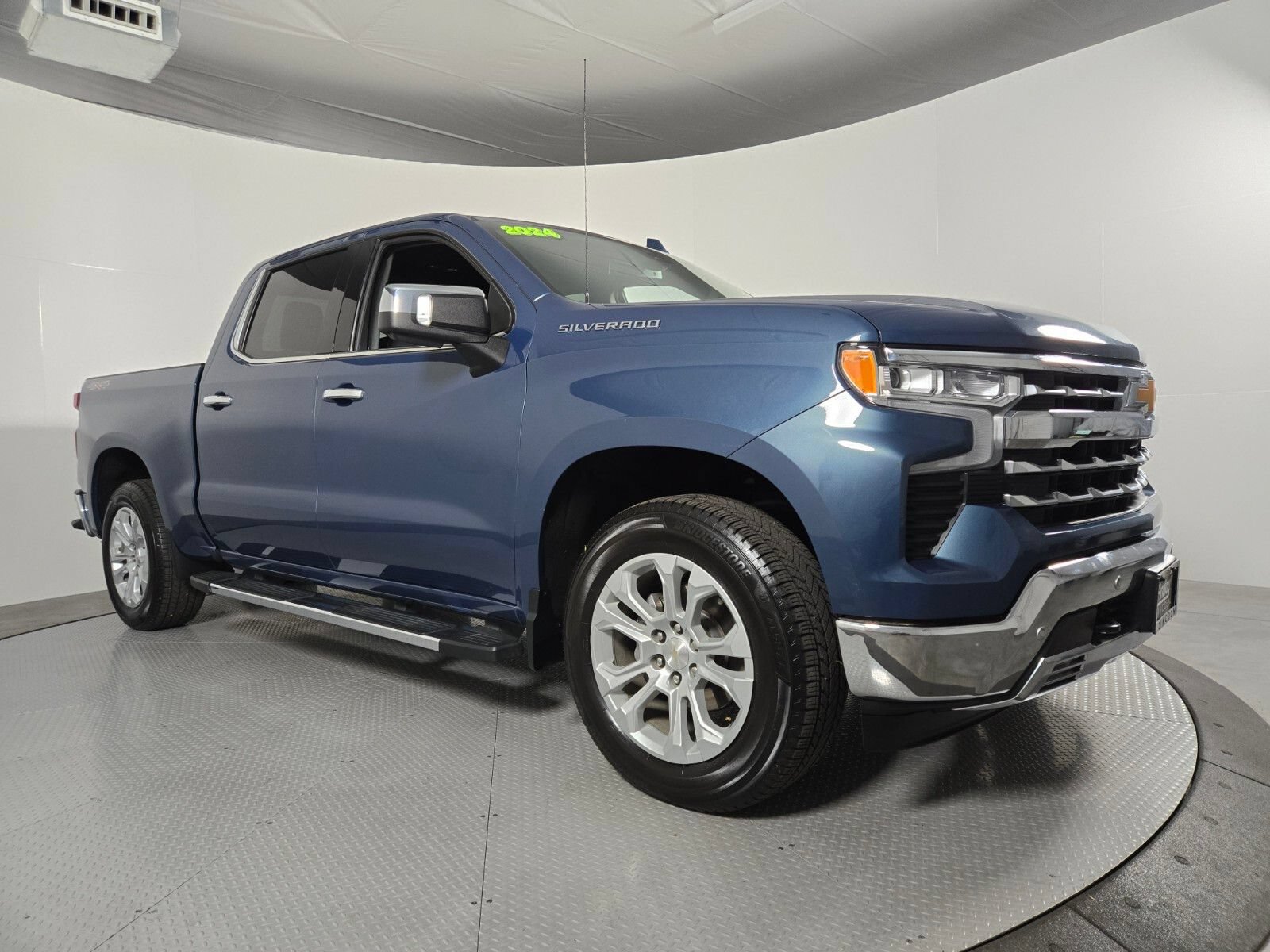 Used 2024 Chevrolet Silverado 1500 LTZ AWD/4WD image 2
