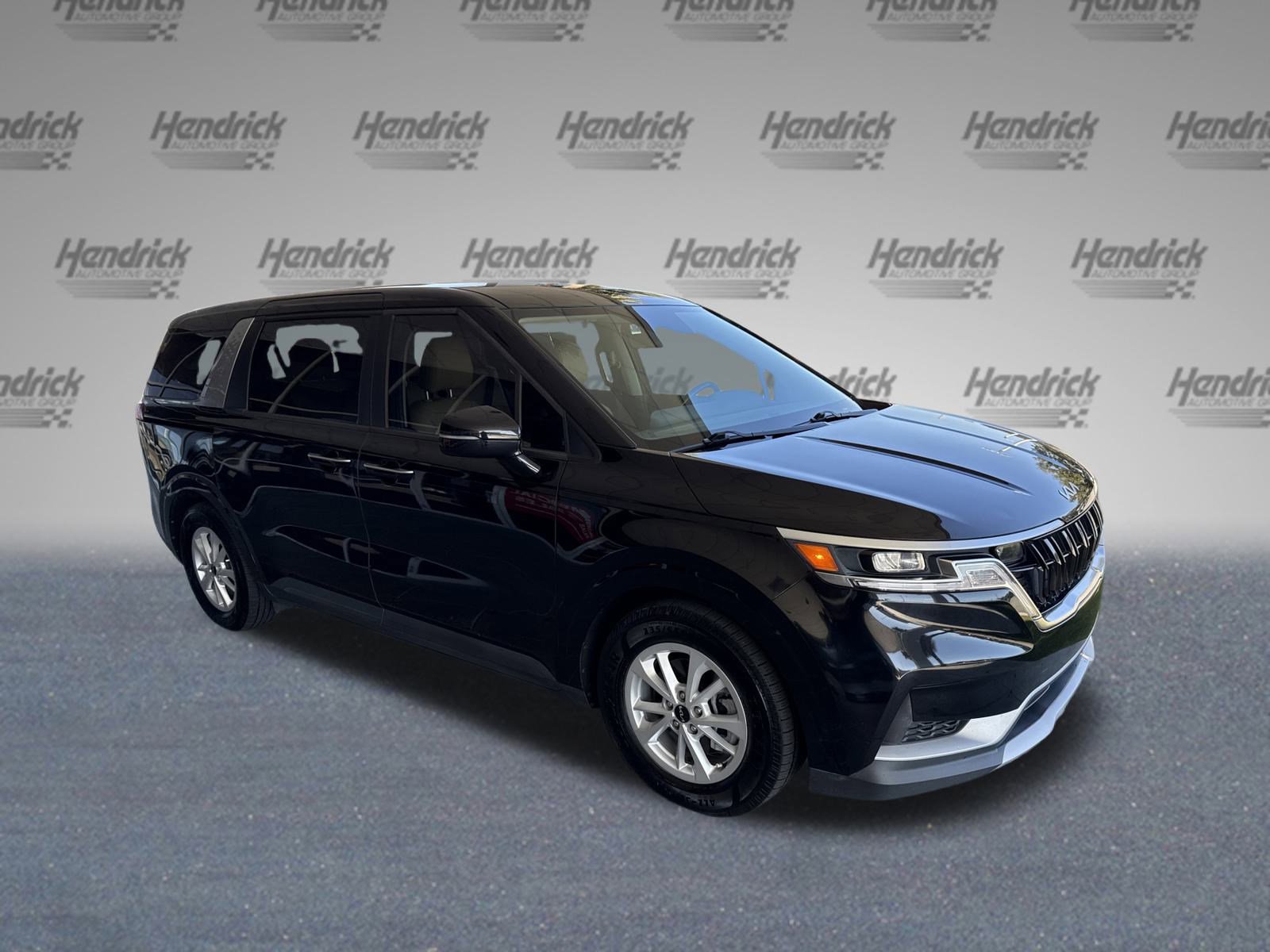 Used 2023 Kia Carnival LX image 2