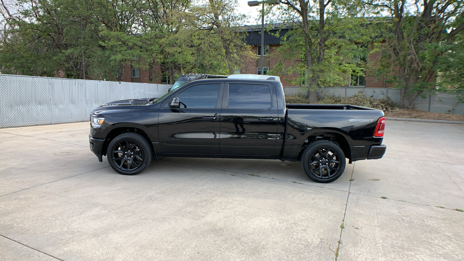 Used 2023 RAM 1500 Laramie AWD/4WD image 2