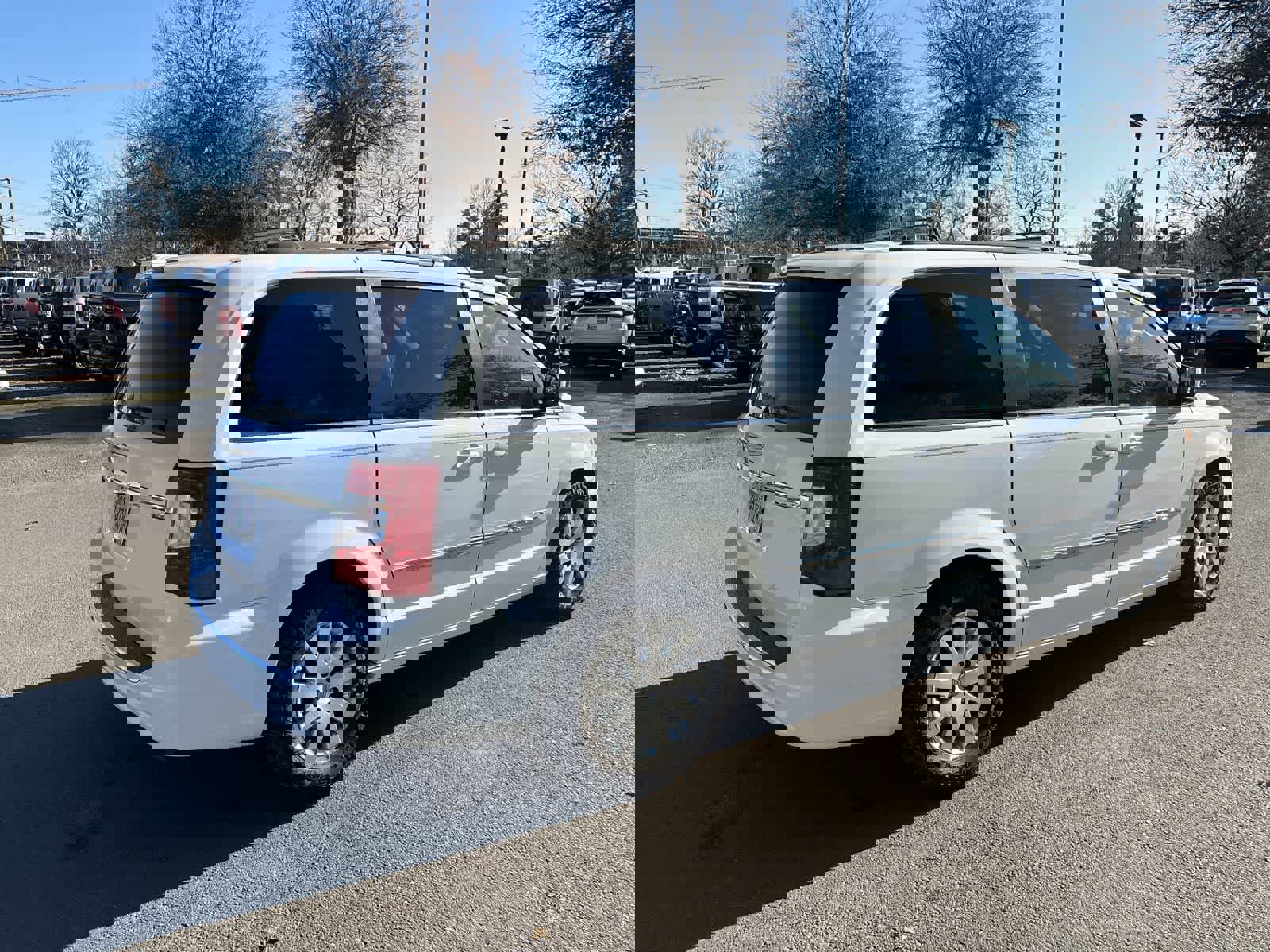 Used 2016 Chrysler Town & Country Touring image 4