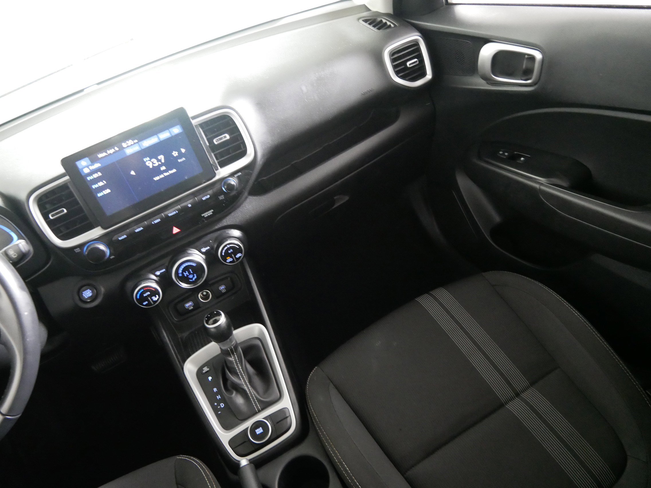 Used 2024 Hyundai Venue SEL image 11