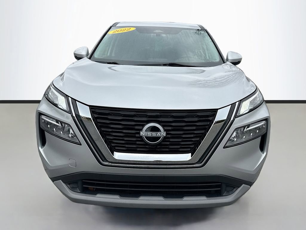 Used 2022 Nissan Rogue SV image 2