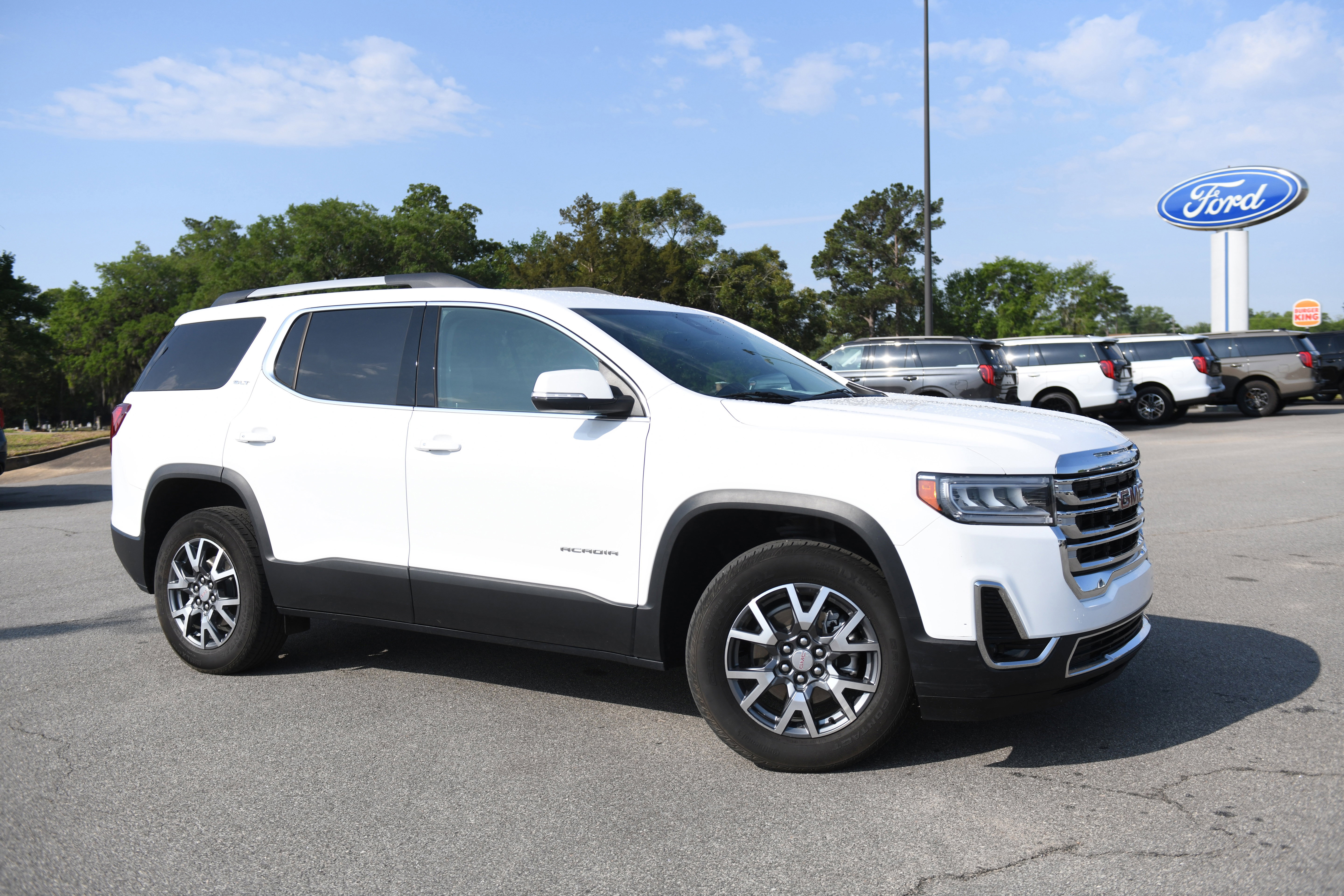 Used 2023 GMC Acadia SLT FWD image 1