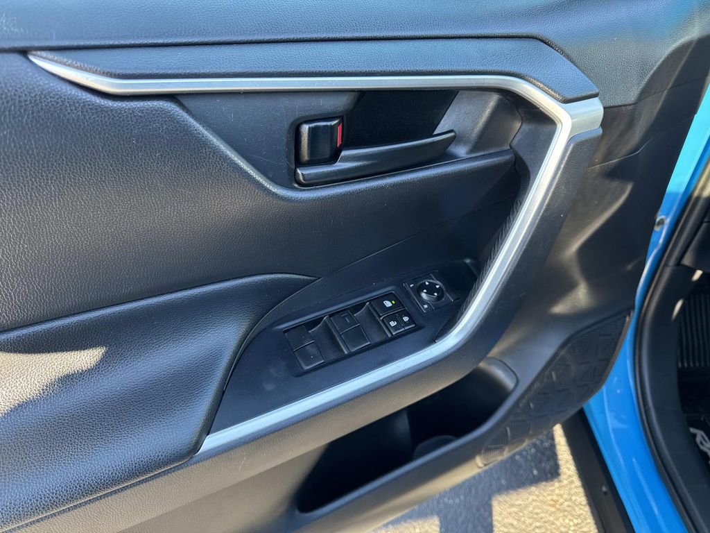 Used 2019 Toyota RAV4 LE image 15
