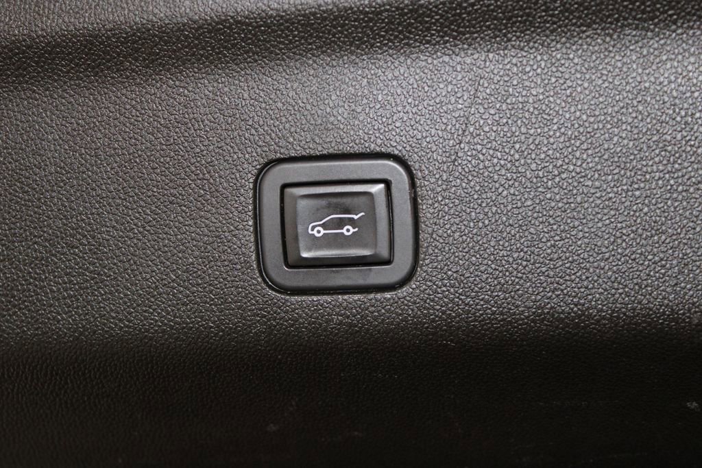 Used 2023 Chevrolet Suburban Z71 w/ Luxury Package image 19