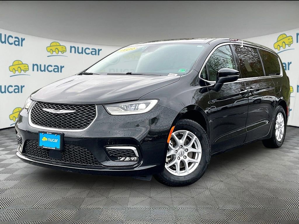Used 2023 Chrysler Pacifica Touring-L FWD image 3