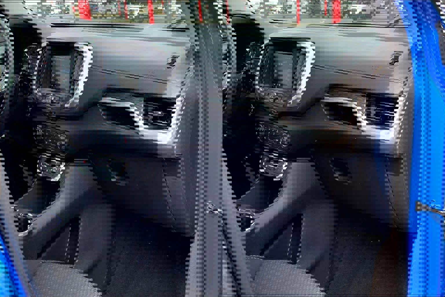 Used 2024 GMC Terrain SLE w/ Elevation Edition image 19