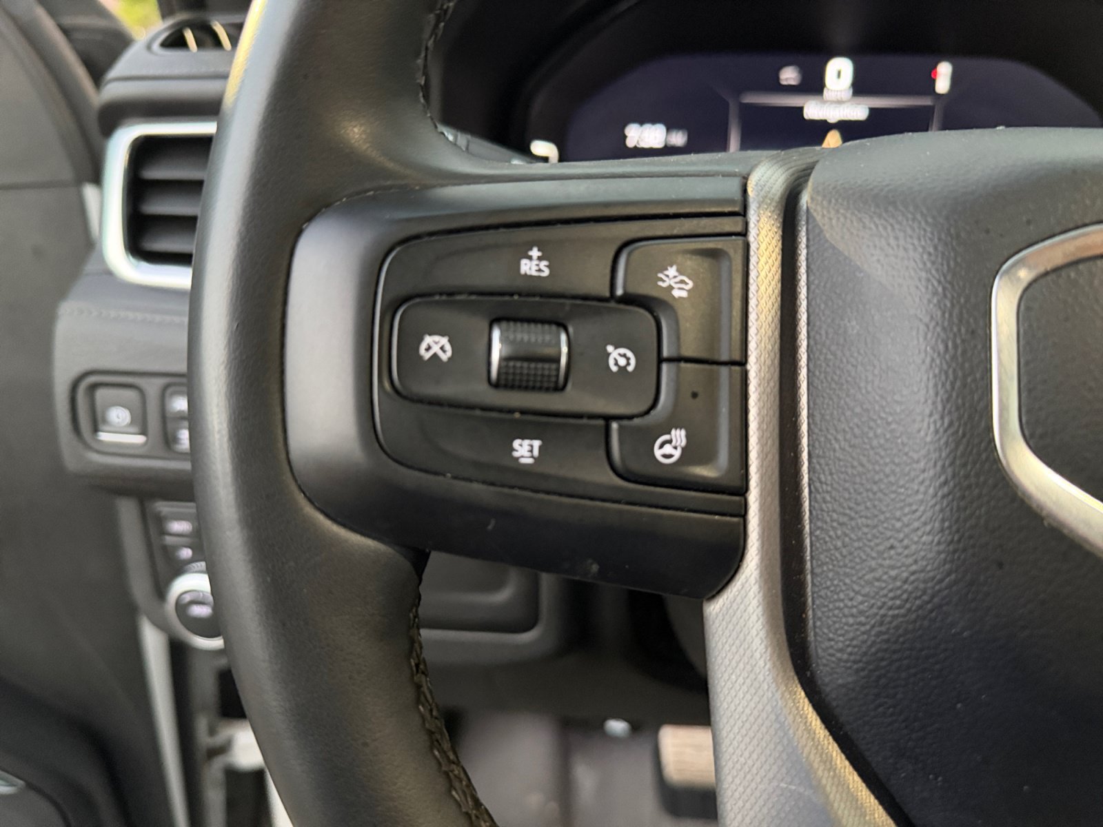 Used 2023 GMC Yukon XL Denali AWD/4WD image 18