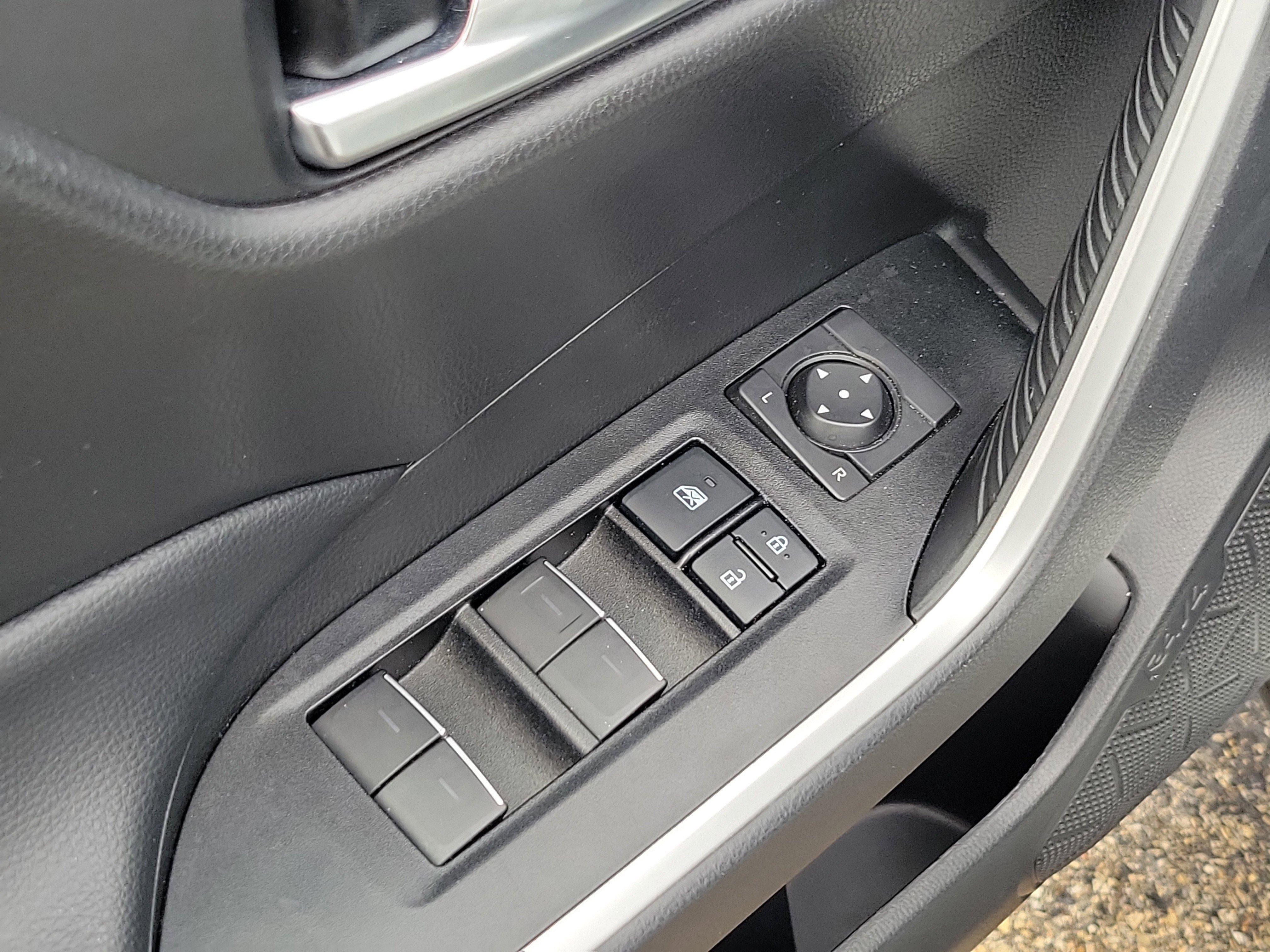 Used 2022 Toyota RAV4 XLE image 22