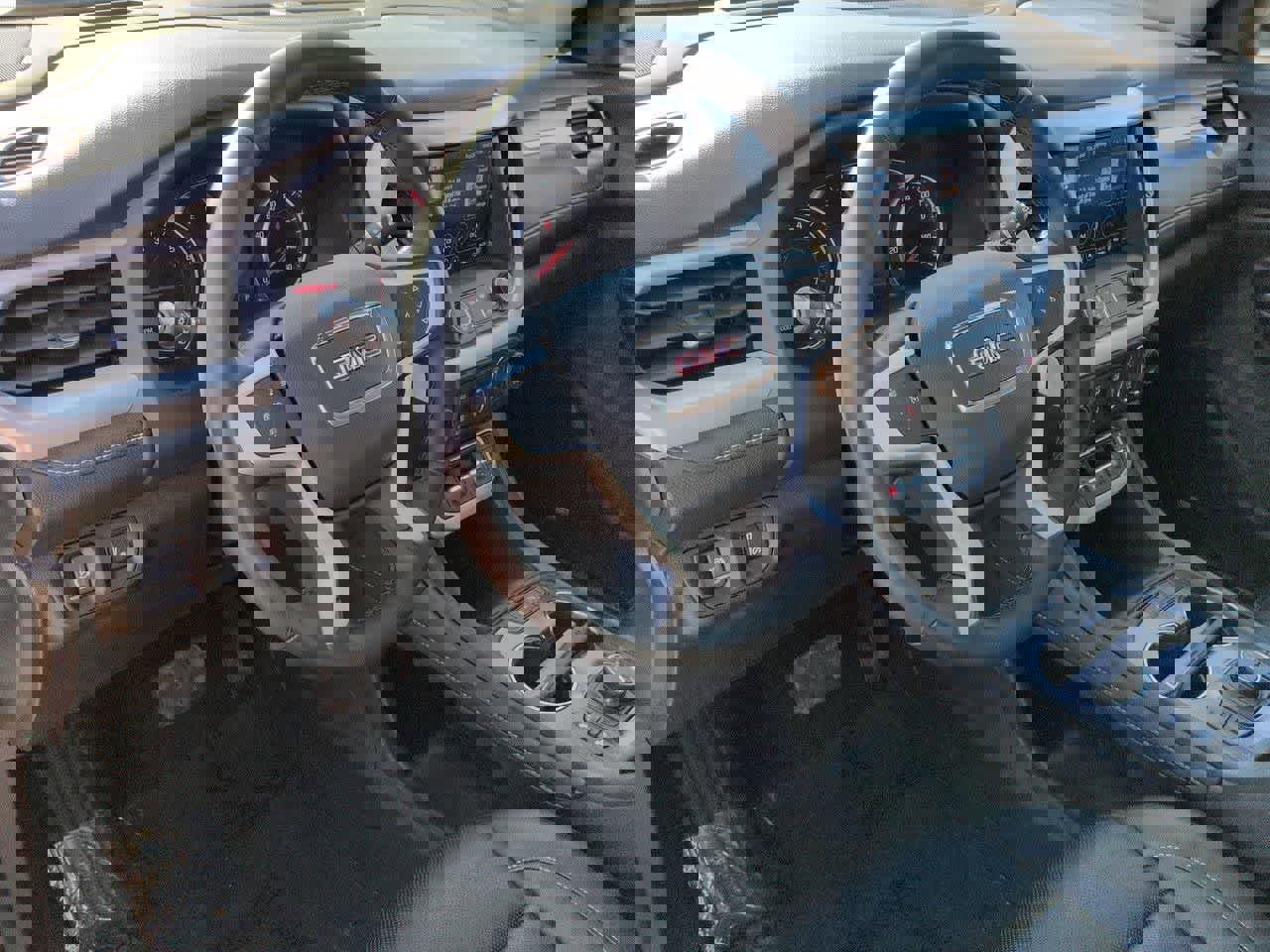 Used 2023 GMC Acadia SLT image 2