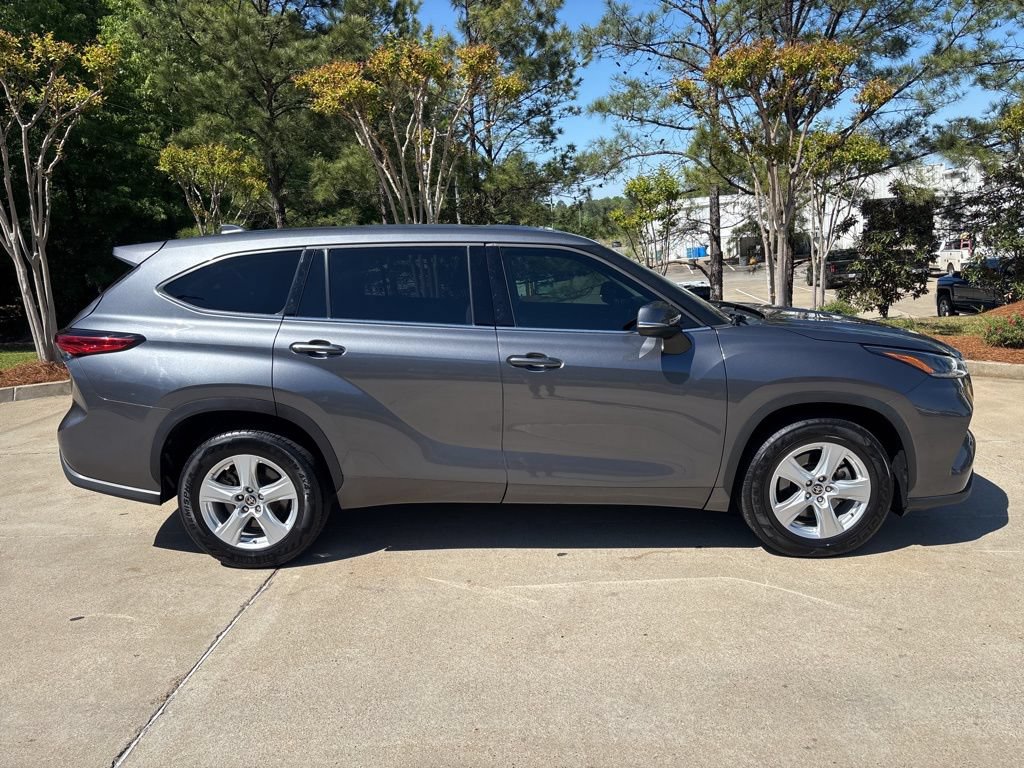 Used 2021 Toyota Highlander LE FWD image 6