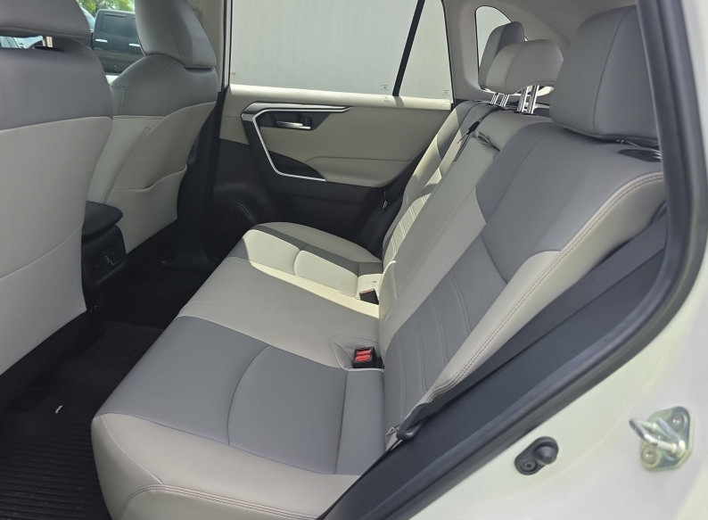 Used 2020 Toyota RAV4 XLE Premium FWD image 10
