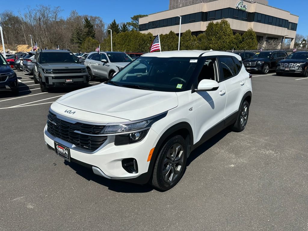 Used 2024 Kia Seltos LX AWD/4WD image 7