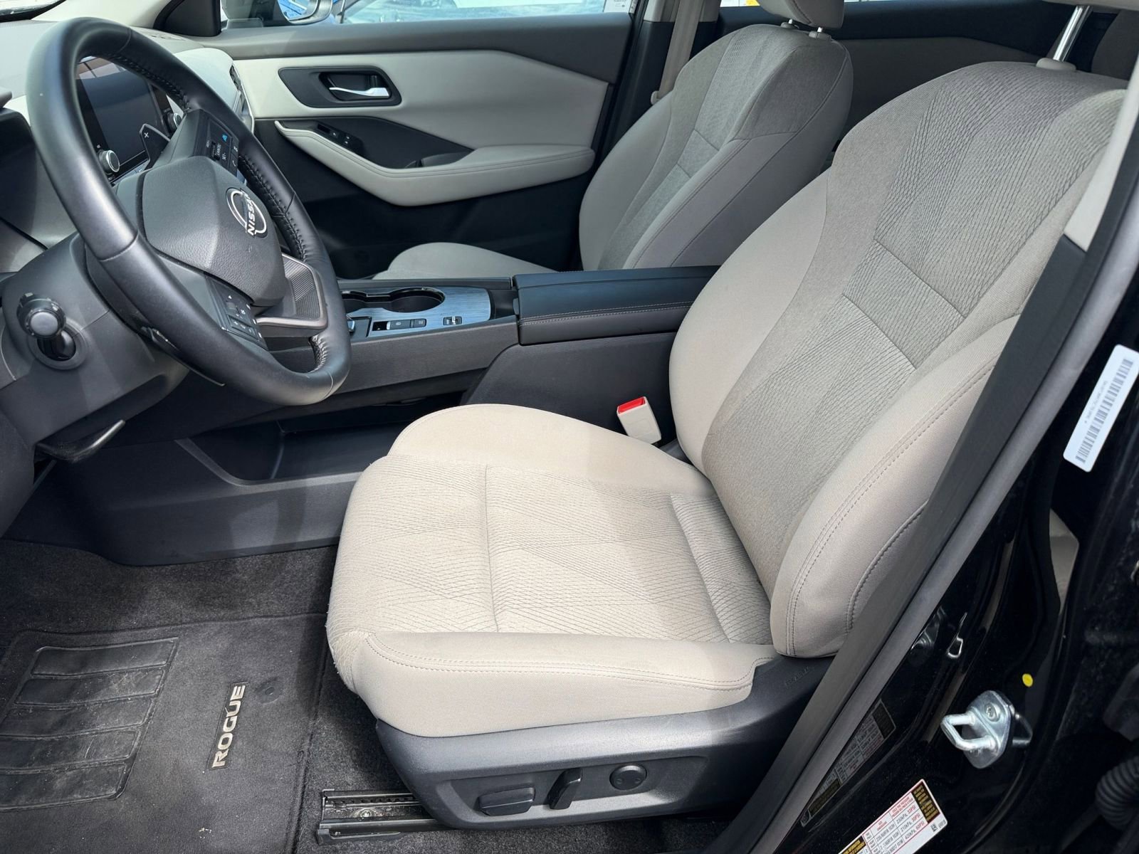 Used 2025 Nissan Rogue SV FWD image 29