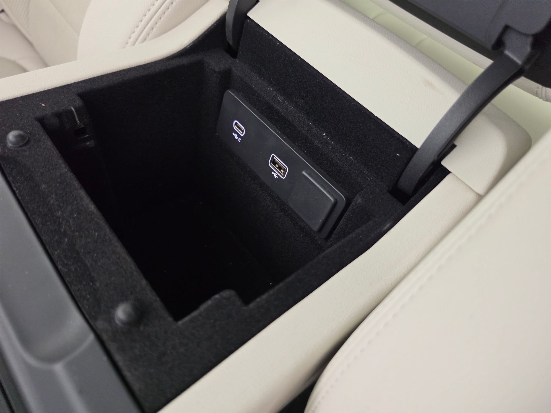 Used 2024 Jaguar XF R-Dynamic SE AWD/4WD image 35