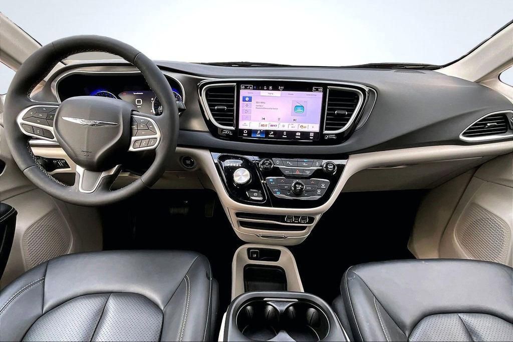 Used 2024 Chrysler Pacifica Touring-L image 16