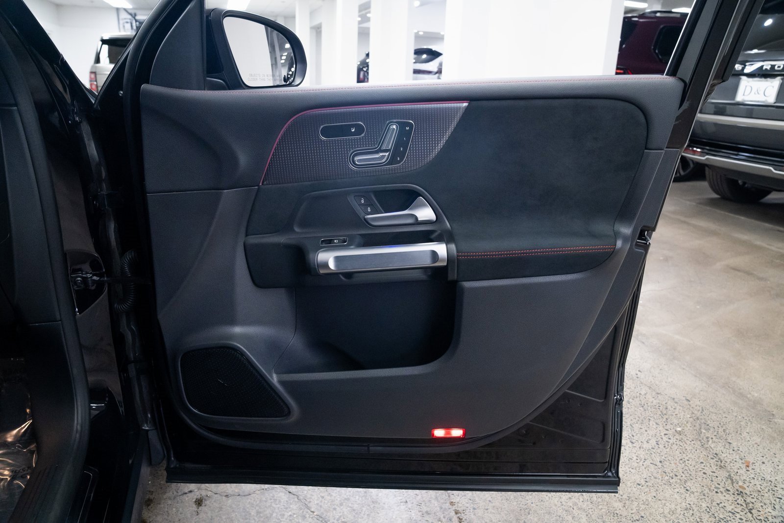 Used 2023 Mercedes-Benz EQB 300 4MATIC image 22