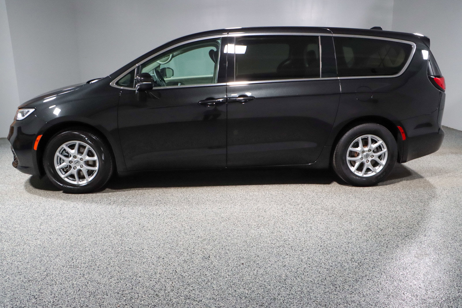 Used 2023 Chrysler Pacifica Touring-L FWD image 10