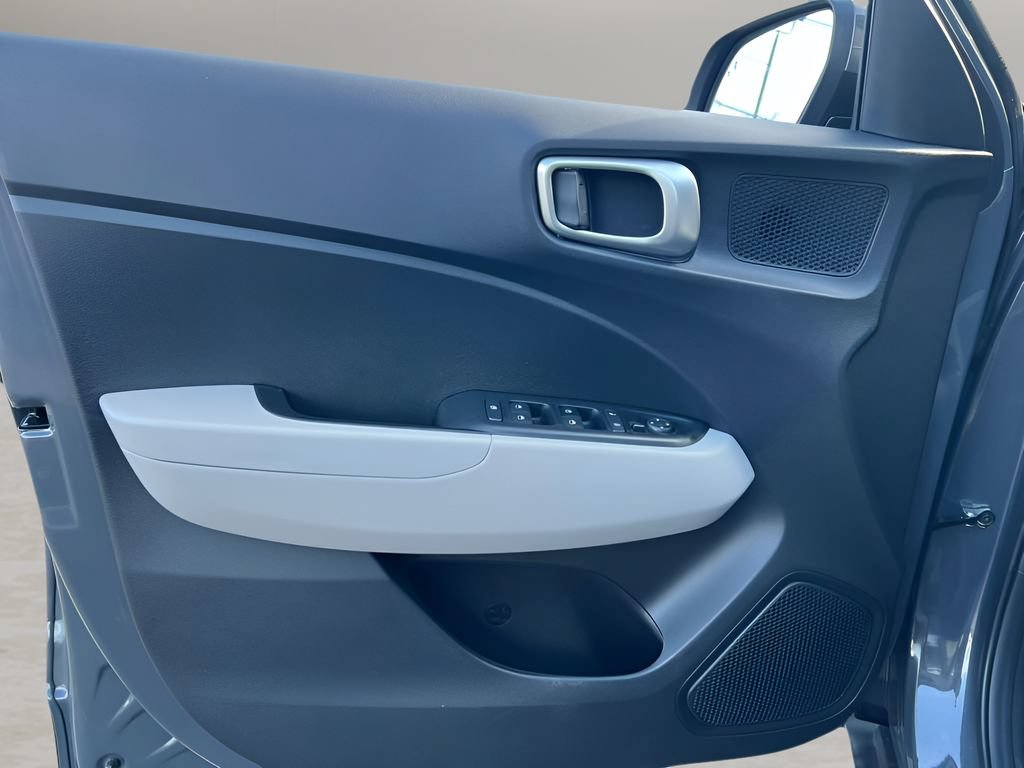 Used 2025 Hyundai Venue SEL FWD image 19