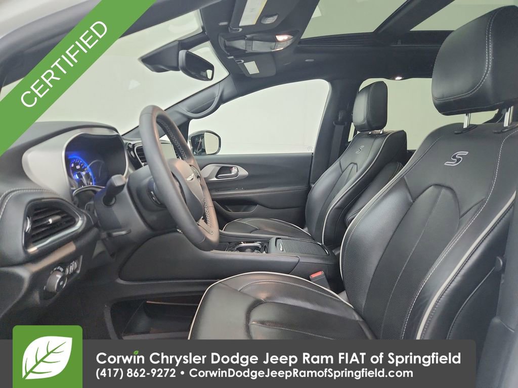 Certified 2025 Chrysler Pacifica Limited image 18