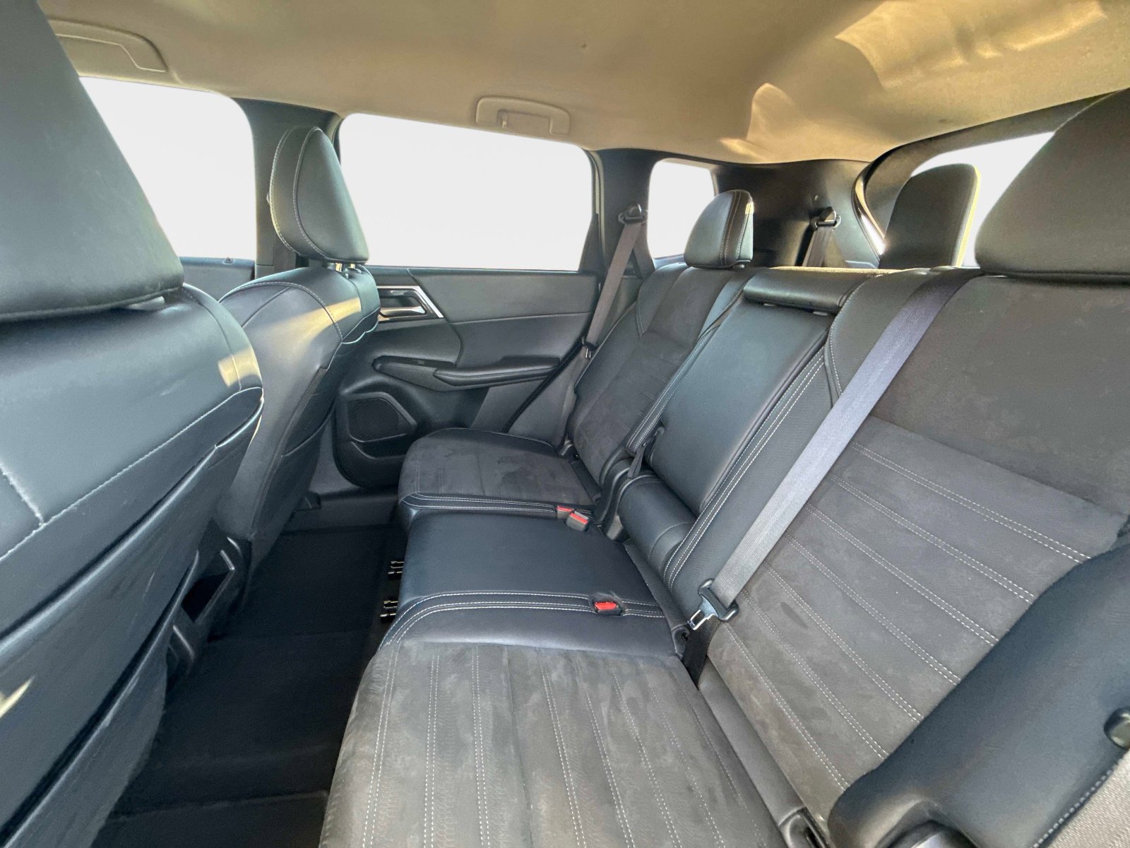 Used 2024 Mitsubishi Outlander SE image 16