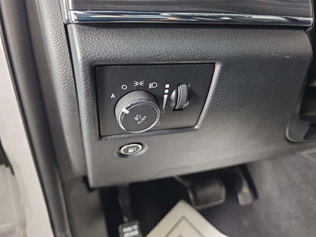 Used 2019 Jeep Grand Cherokee Limited image 14