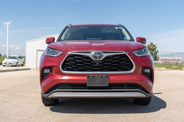 Used 2021 Toyota Highlander Platinum image 2