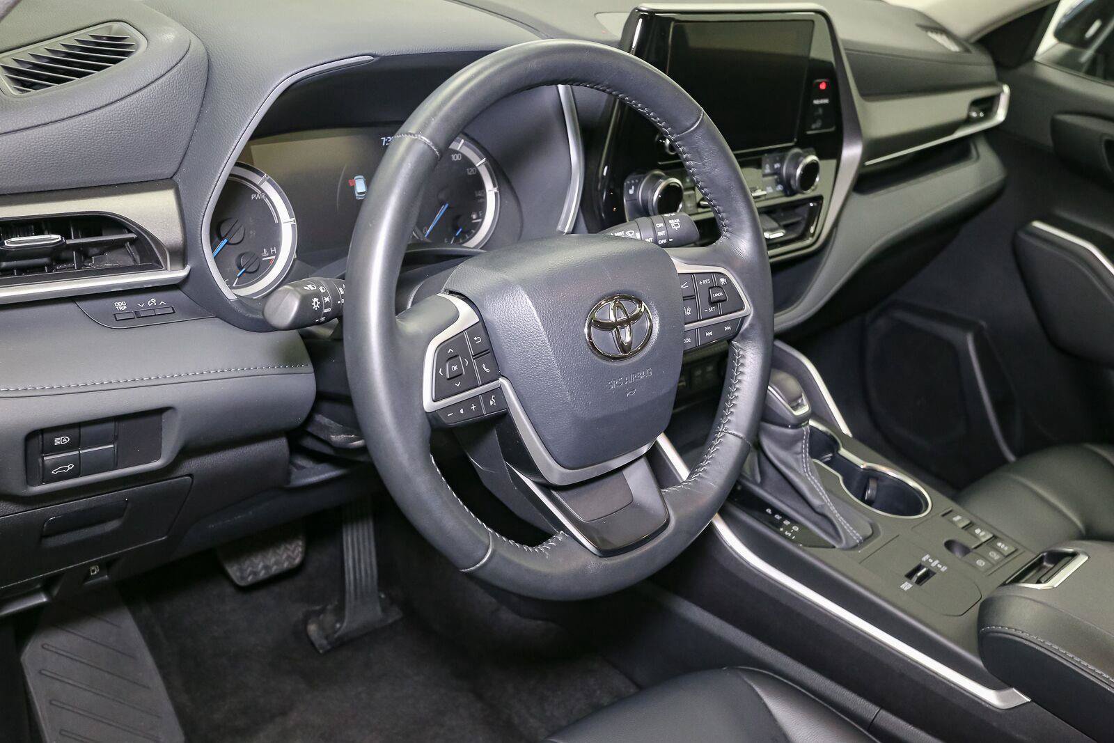 Used 2023 Toyota Highlander XLE AWD/4WD image 27
