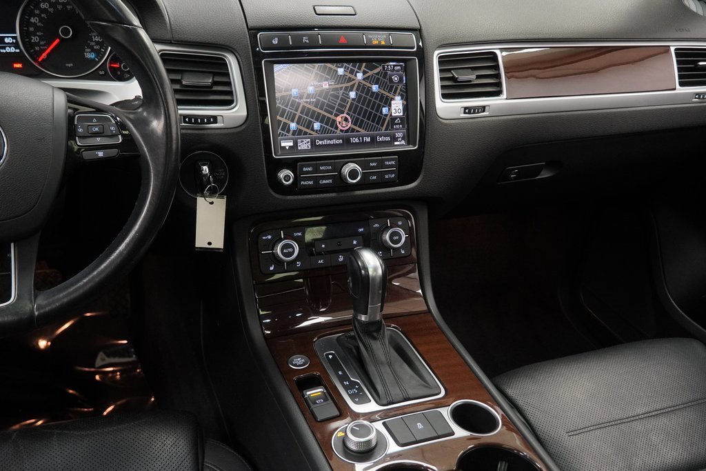 Used 2016 Volkswagen Touareg VR6 image 24