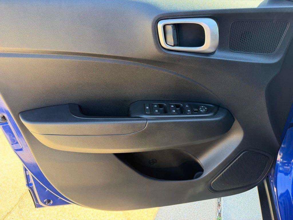 Used 2025 Hyundai Venue SEL FWD image 20