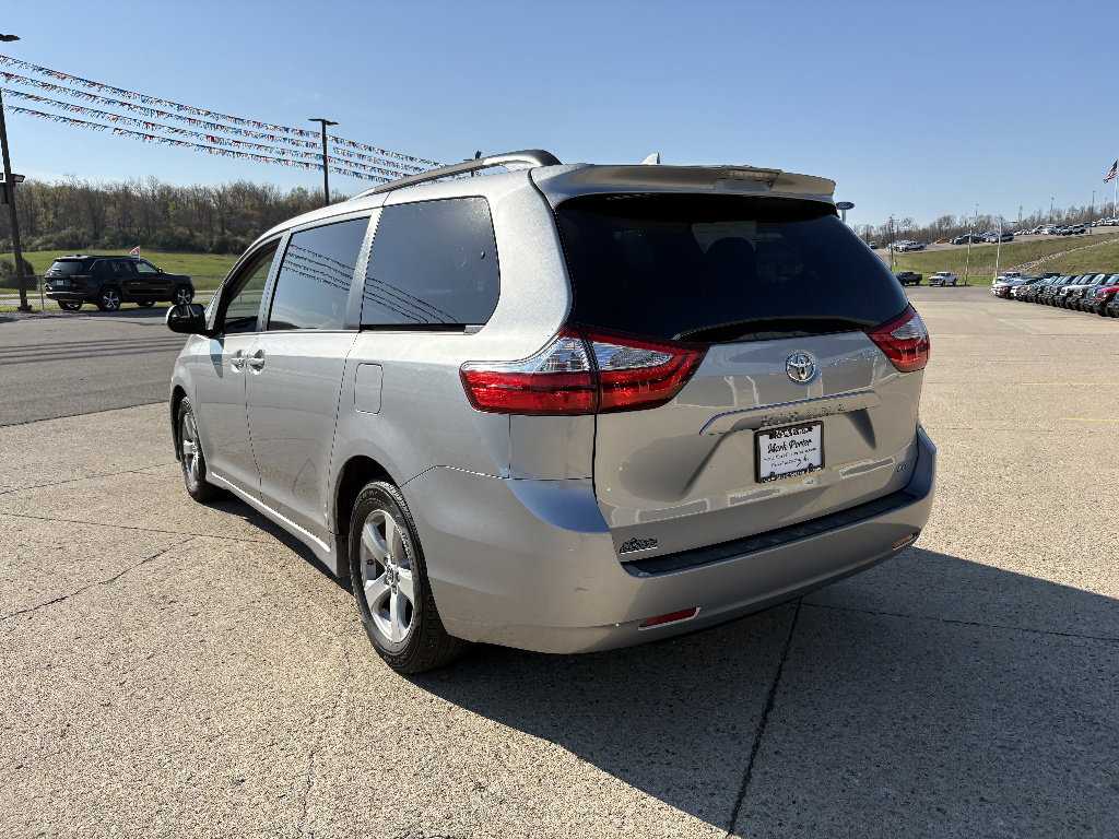 Used 2018 Toyota Sienna LE image 3