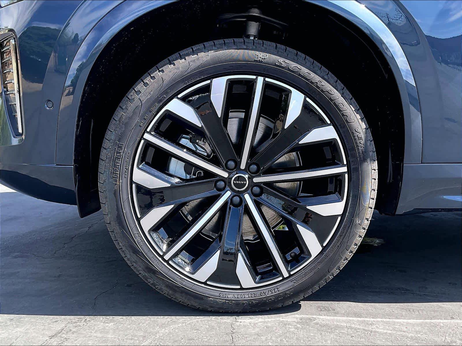 New 2026 Volvo XC90 B5 Plus w/ Protection Package AWD/4WD image 14