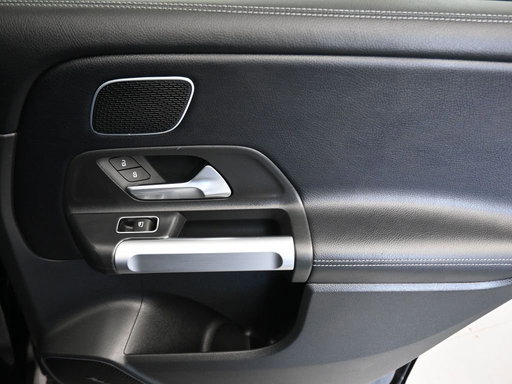 Used 2021 Mercedes-Benz GLB 250 4MATIC w/ Premium Package image 40