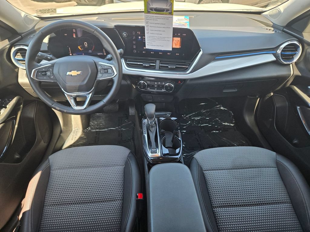 Used 2025 Chevrolet Trax LT w/ LT Convenience Package FWD image 9