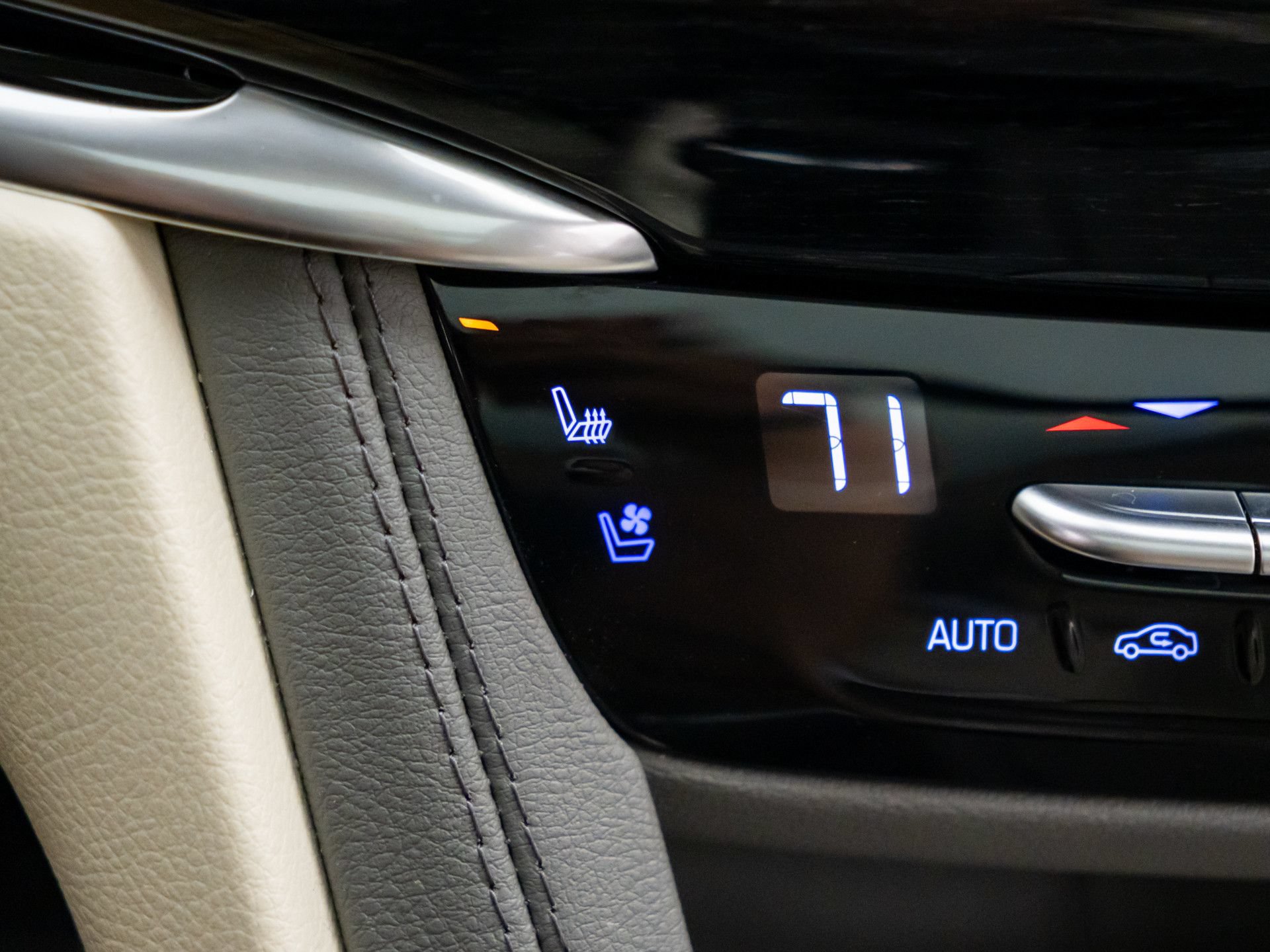 Used 2025 Cadillac XT6 Premium Luxury w/ Technology Package AWD/4WD image 36