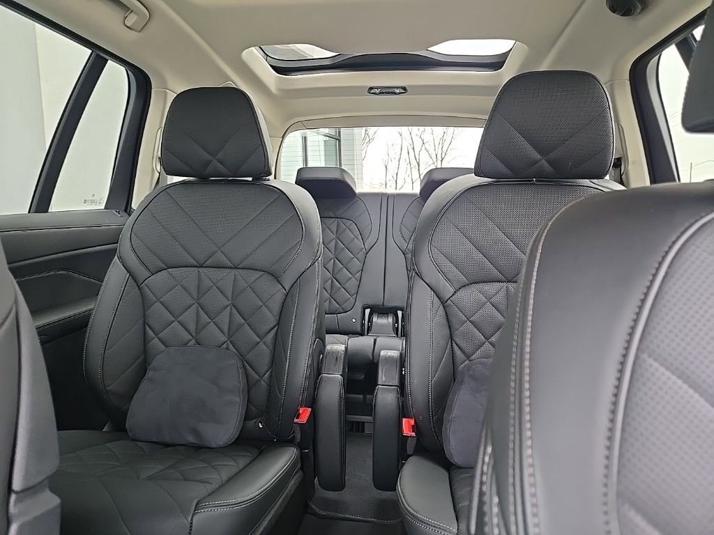 Used 2024 BMW X7 xDrive40i w/ Climate Comfort Package image 36