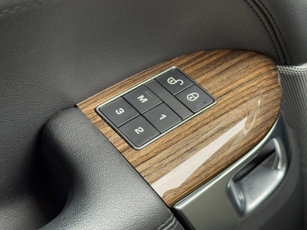 Used 2020 Land Rover Range Rover Sport SE image 16