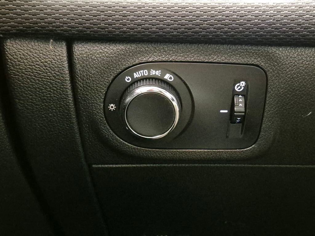 Used 2017 Chevrolet Cruze LT w/ Convenience Package FWD image 16