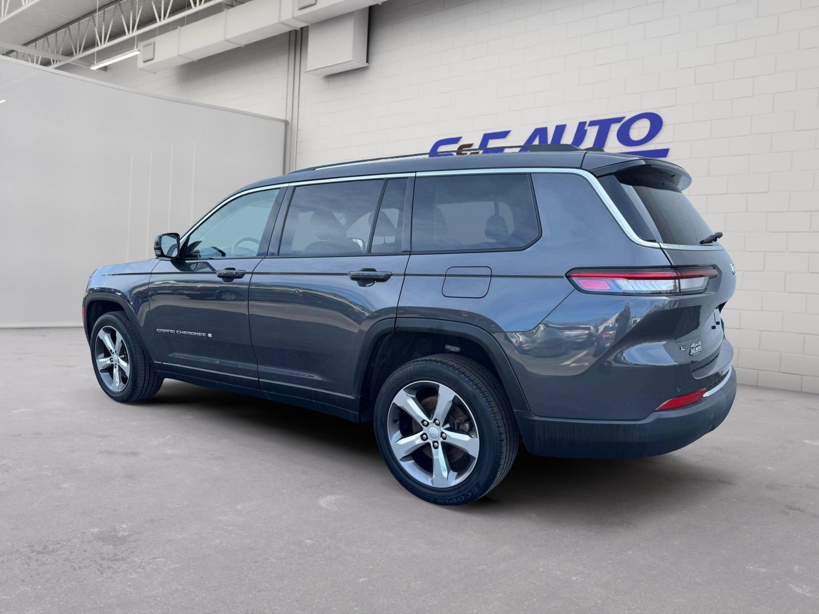 Used 2022 Jeep Grand Cherokee L Limited AWD/4WD image 3