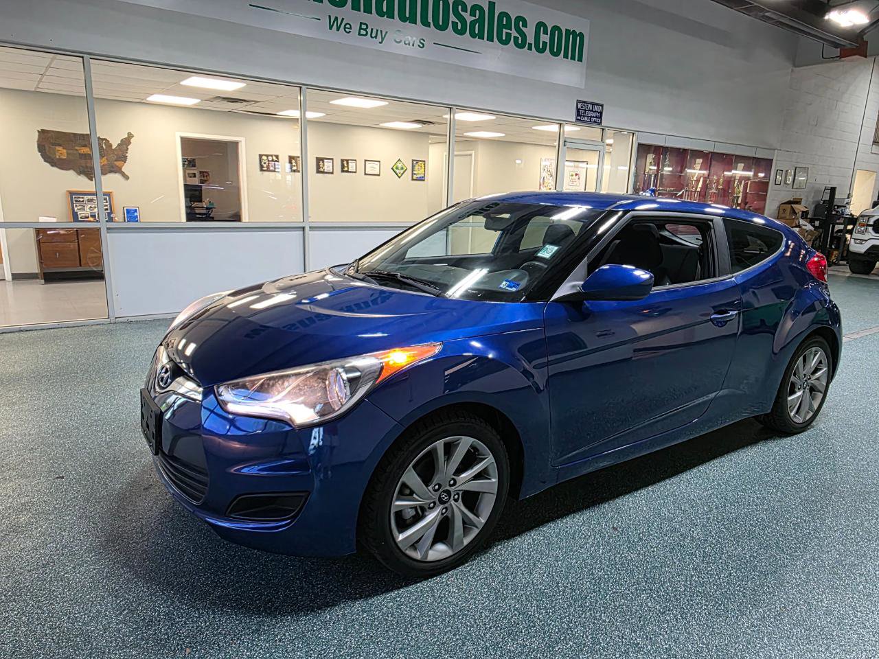 Used 2016 Hyundai Veloster FWD image 2