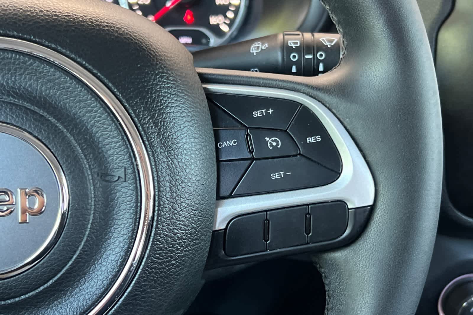 Used 2018 Jeep Renegade Latitude FWD image 26