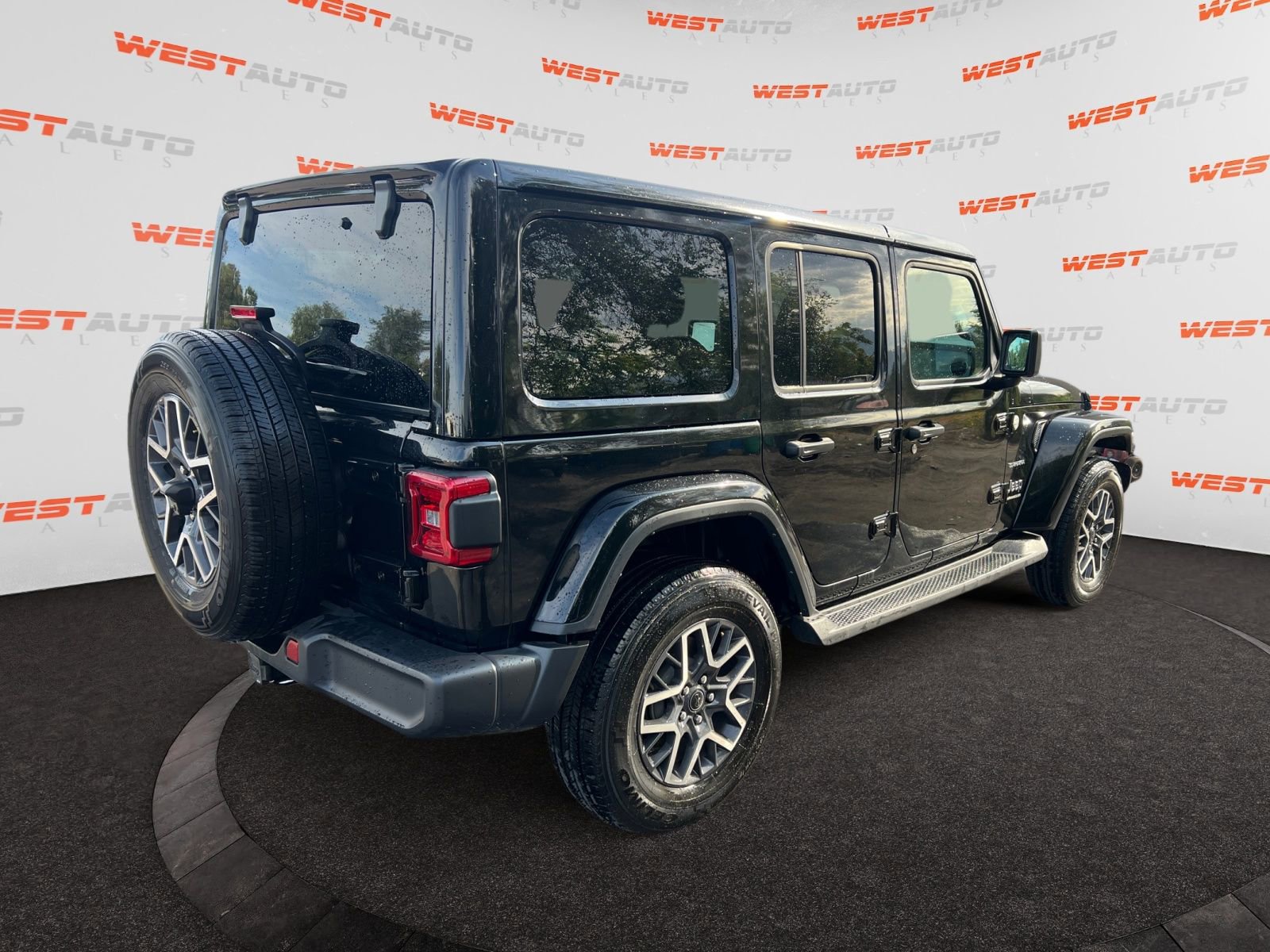 Used 2024 Jeep Wrangler Sahara image 5