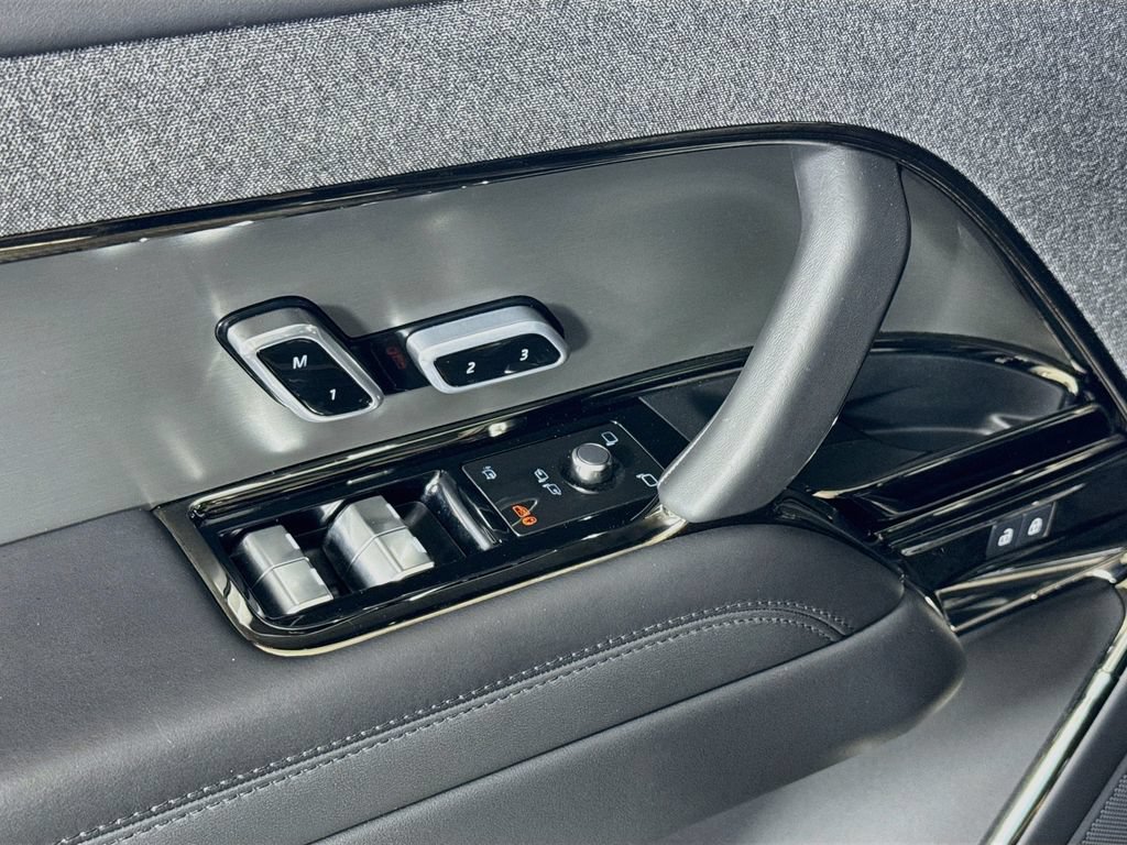 Used 2025 Land Rover Range Rover Sport SE AWD/4WD image 18