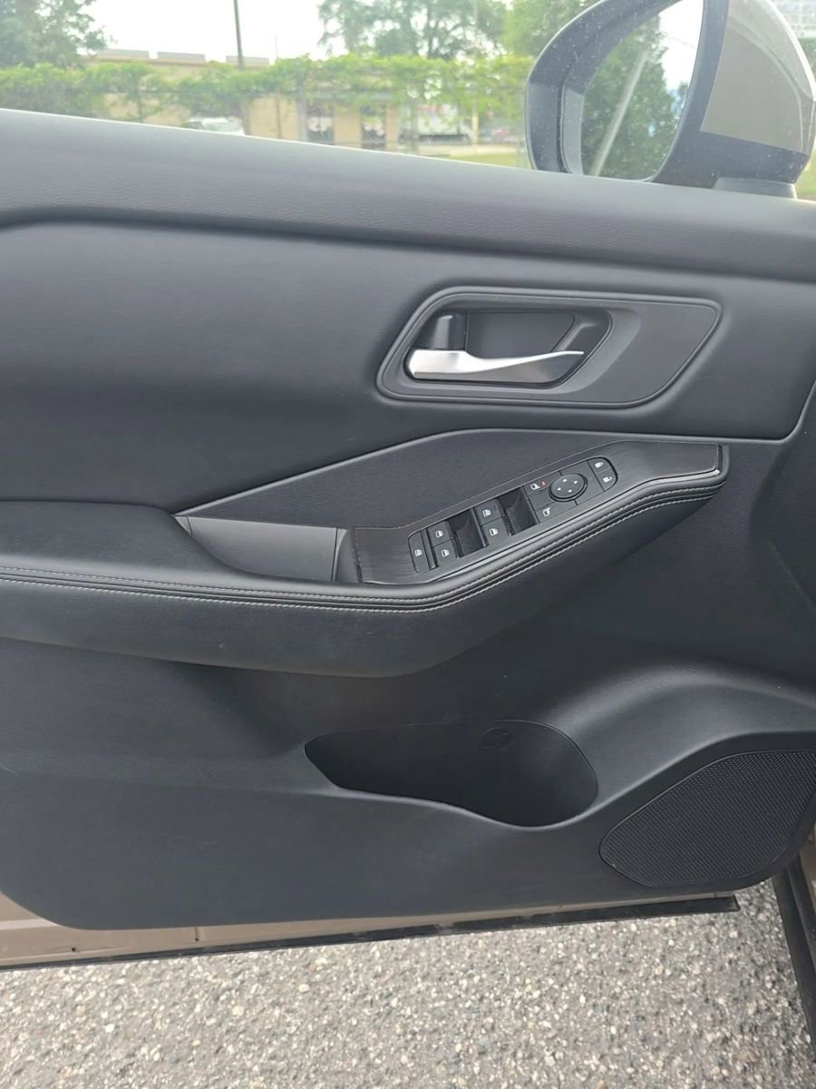 Used 2025 Nissan Rogue SV image 15